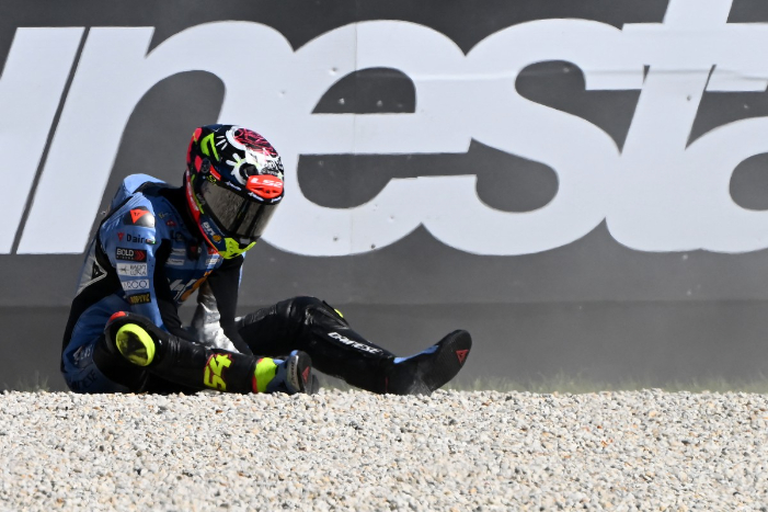 Fermin Aldeguer mengalami patah tulang paha usai kecelakaan latihan di Valencia dan akan menjalani operasi jelang Tes Pramusim MotoGP Sepang.