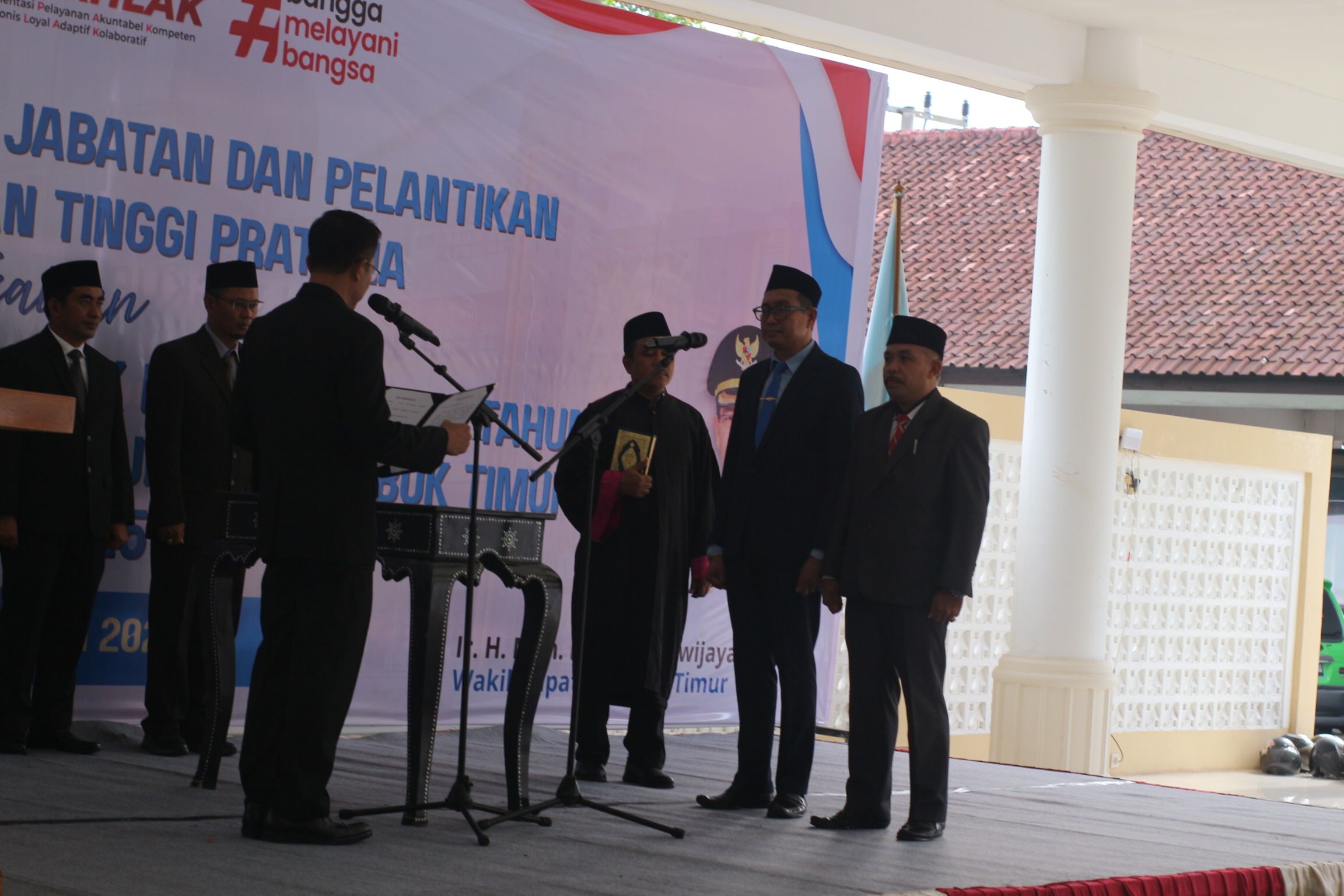 Sekda Lotim M Juaini Taofik saat mengambil sumpah jabatan Kadis Kesehatan dan Kadis Dikbud Lotim saat pelantikan di Pendopo Bupati Lotim, Kamis (8/1).