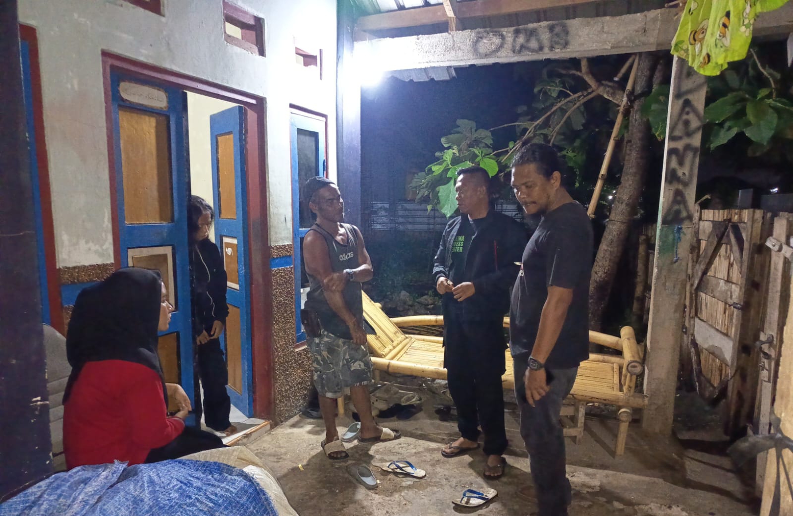 OLAH TKP: Anggota Polsek Rasanae Timur melakukan olah TKP, Rabu (7/1).