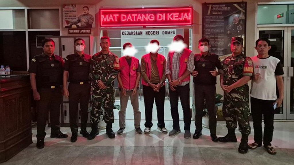 TAHAN: Penyidik Kejari Dompu menahan tiga tersangka kasus korupsi rehabilitasi DI Sori Paranggi, Dompu, Rabu (7/1).