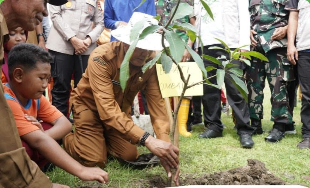 TANAM POHON: Bupati Sumbawa Syarafuddin Jarot menanam pohon di Lunyuk, beberapa hari lalu.