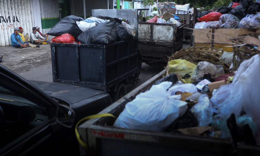 Antrean panjang mobil pengangkut sampah di TPS Sandubaya