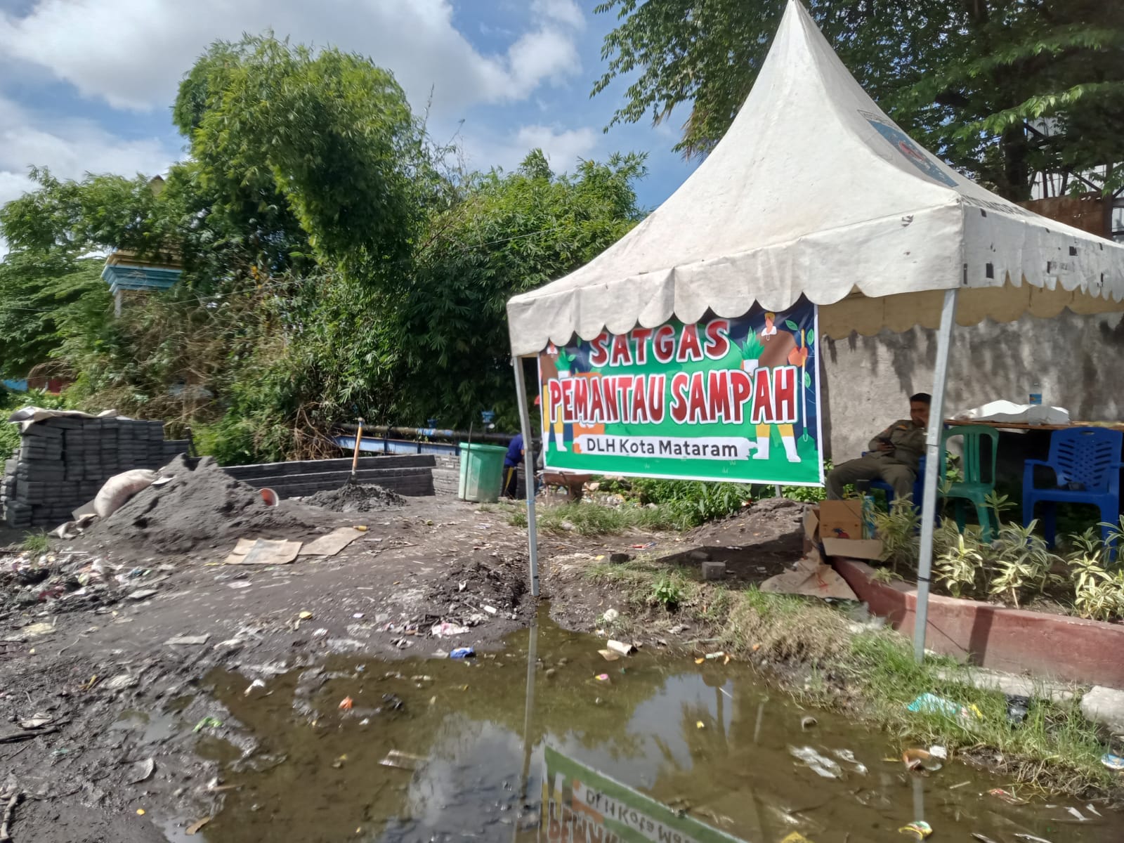 Posko pantau sampah DLH Kota Mataram