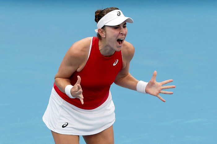Belinda Bencic menang dramatis atas Elise Mertens dan membawa Swiss unggul di semifinal United Cup, menjaga asa ke final.