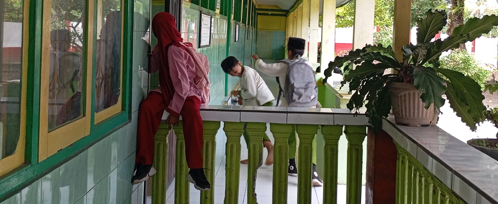 Dua orang murid SD di Kota Mataram bermain saat jam pulang sekolah, Jumat (9/1). Disdik Kota Mataram matangkan skema jam belajar FDS.
