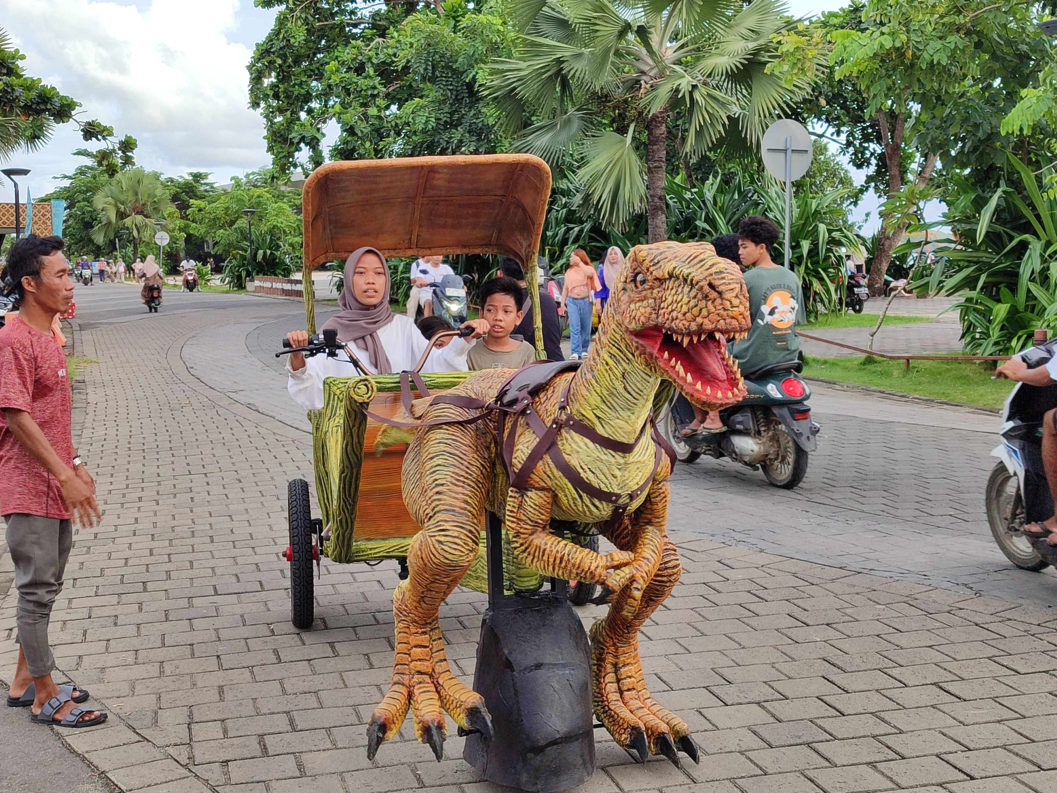 Sejumlah pengunjung mencoba wahana baru Dino Dokar di Kuta Beach Park, Desa Kuta, Pujut, Lombok Tengah, belum lama ini.