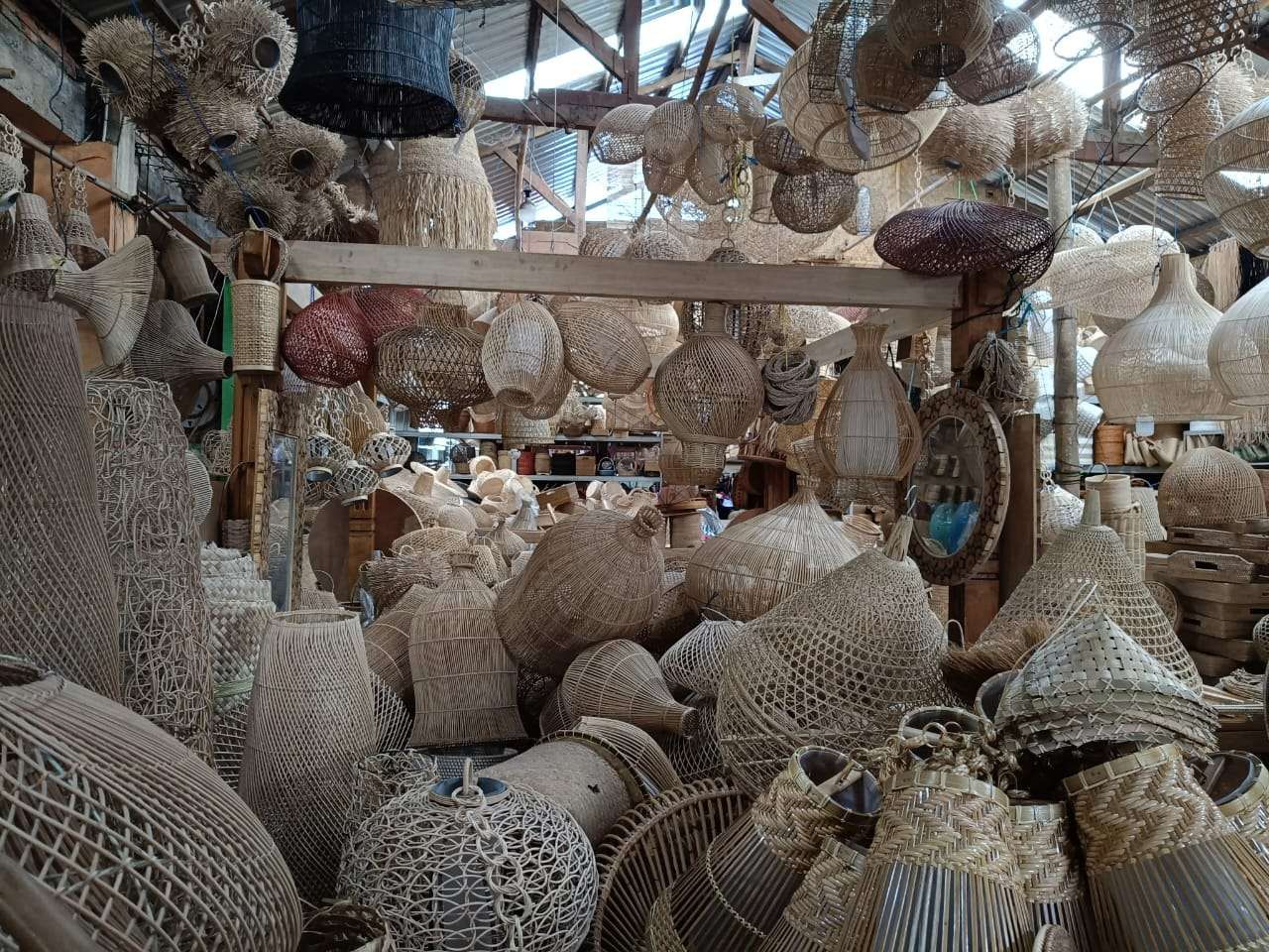 PREMIUM: Deretan produk handmade kerajinan bambu yang ada di showroom Wahana Bambu Willis, yang jadi primadona hotel berbintang, villa, hingga restoran di kawasan pariwisata NTB.