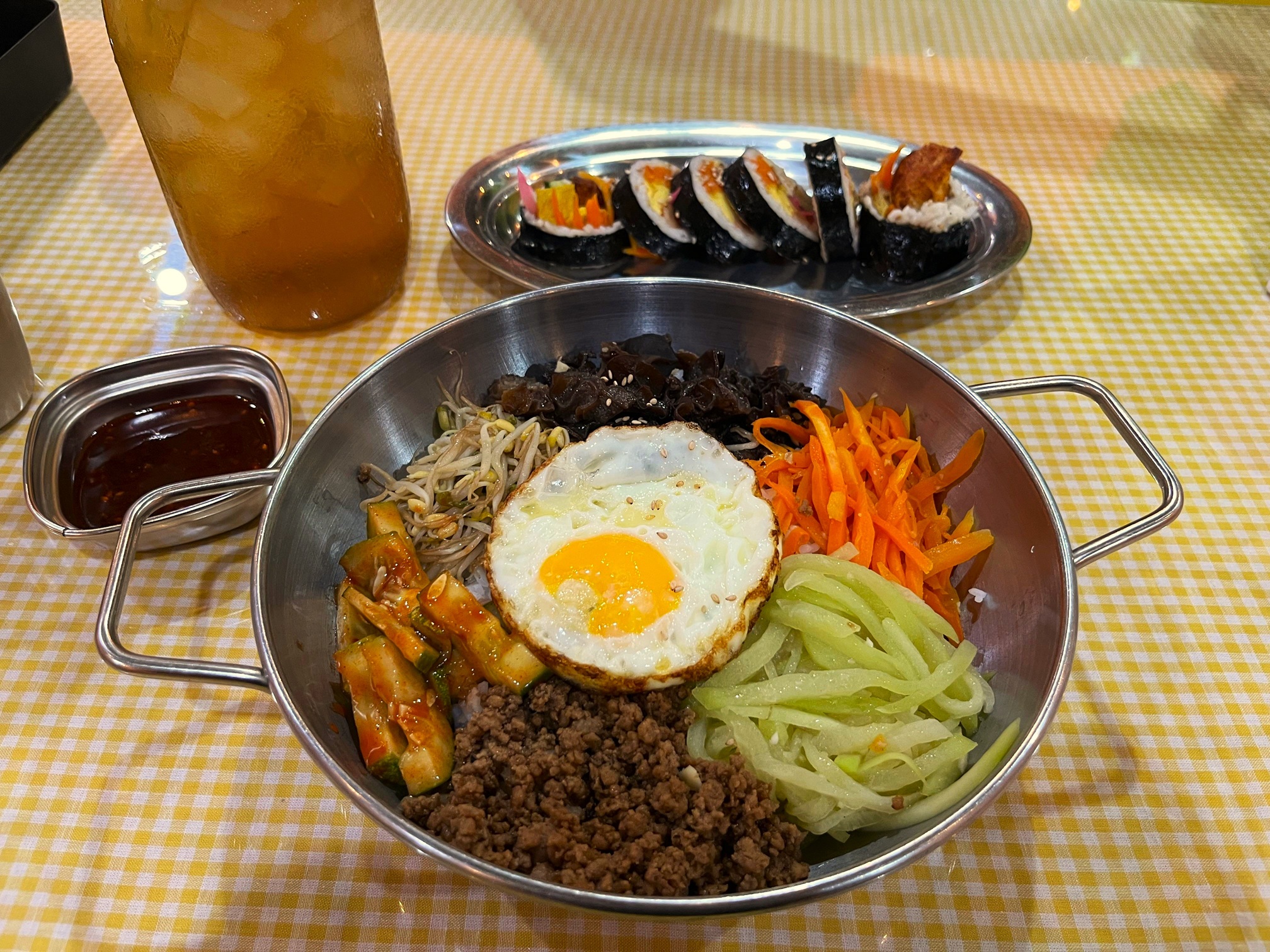 KULINER OTENTIK: Sejumlah menu otentik Korea yang disediakan di kedai tenda Dalcha Pocha, Mataram.