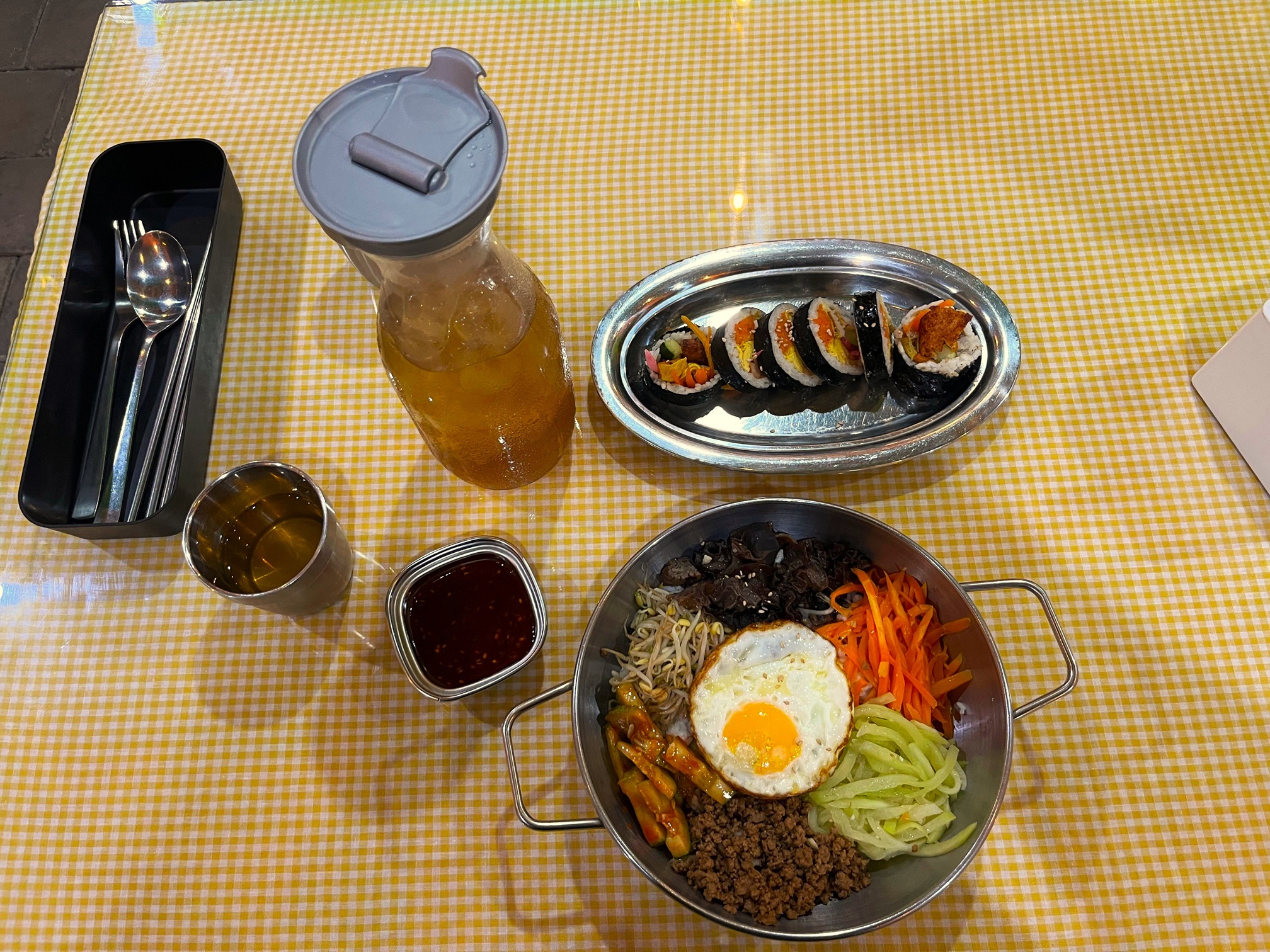 KULINER OTENTIK: Sejumlah menu otentik Korea yang disediakan di kedai tenda Dalcha Pocha, Mataram.