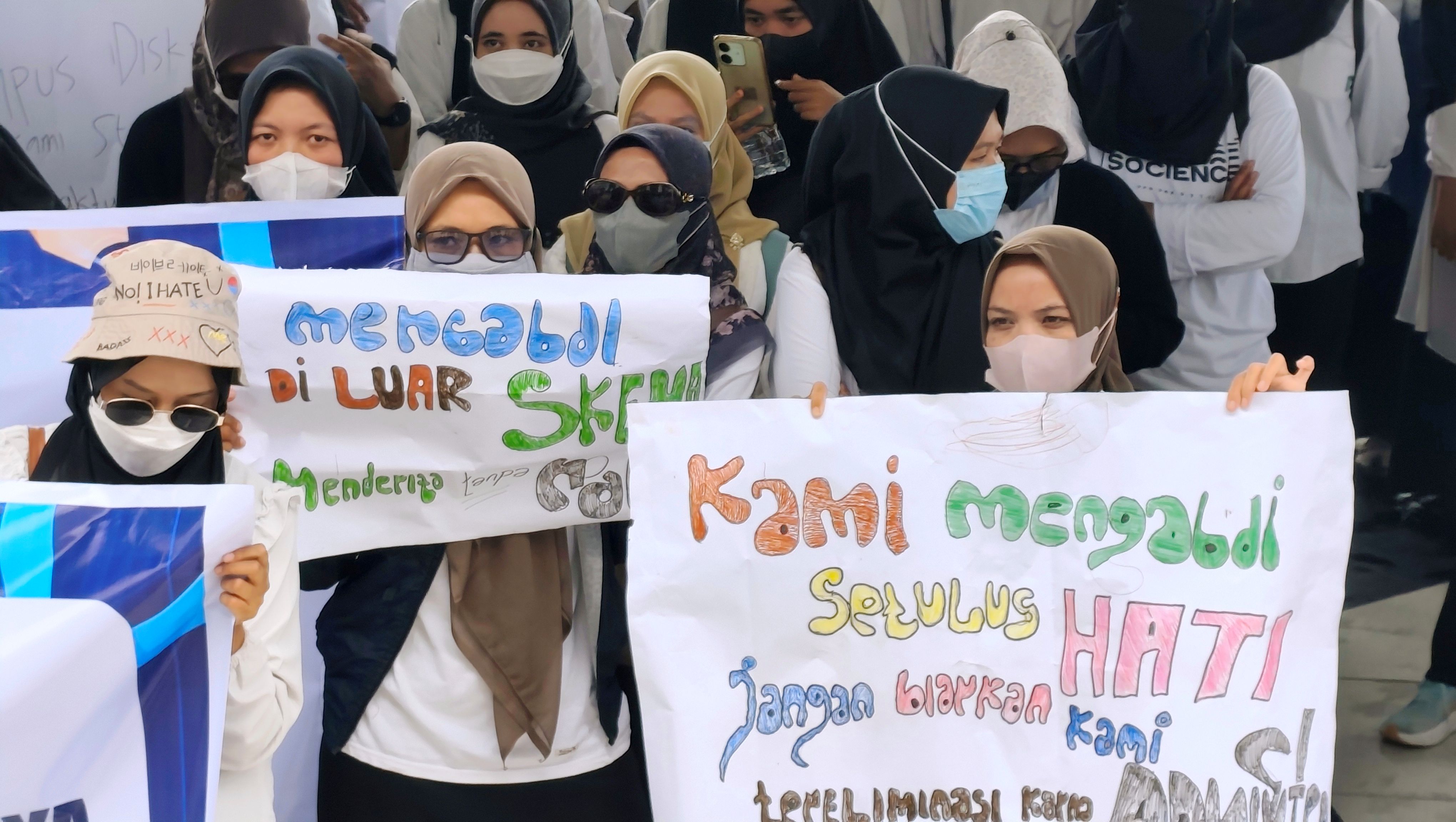 DEMI KONDUSIVITAS: Ratusan eks guru honorer saat berdemo di halaman kantor bupati, Rabu (7/1) lalu.