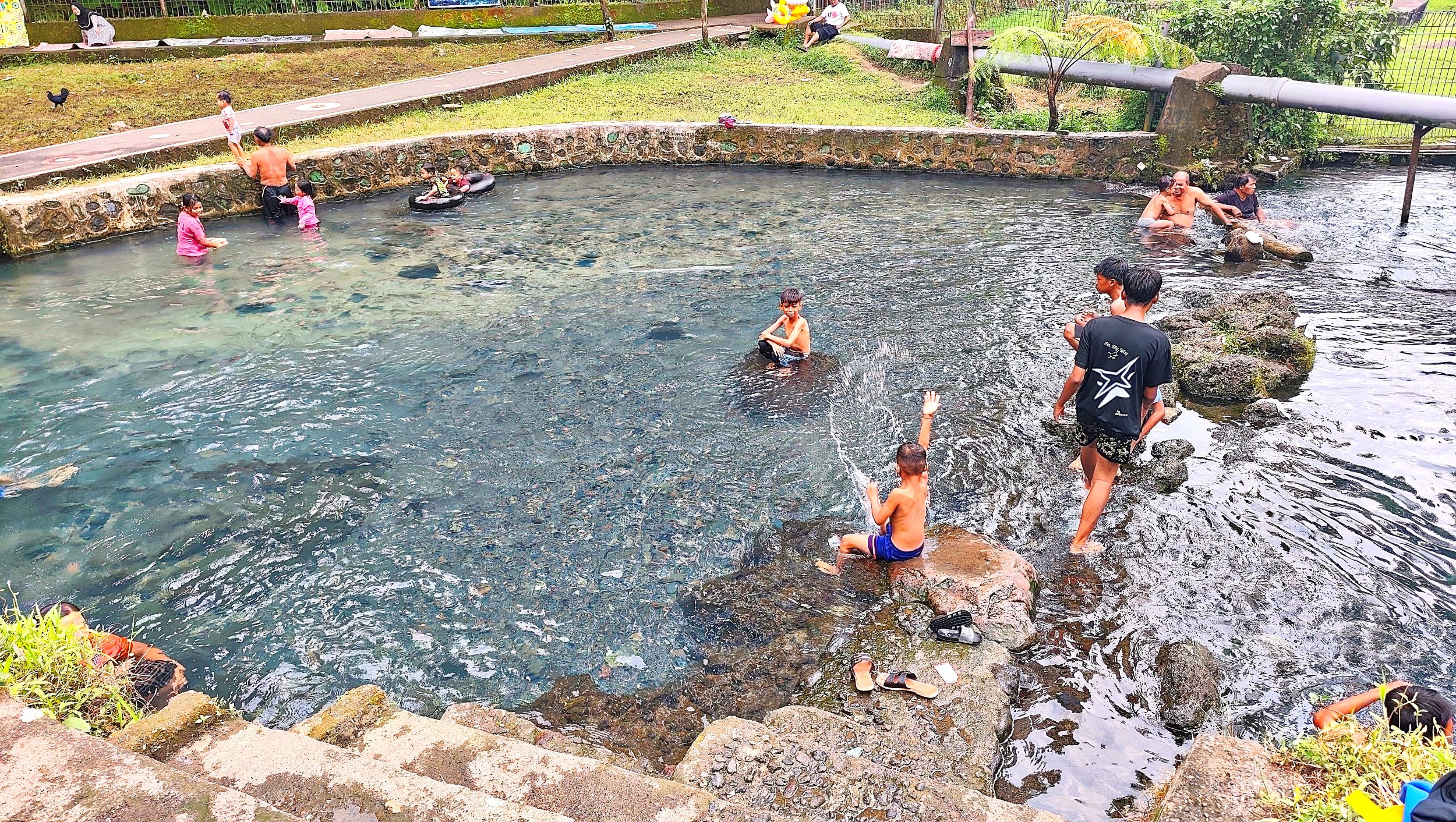 sedikit warga lokal melepas penat di akhir pekan dengan berendam di Kolam Mata Air Ranget, Desa Suranadi, Kecamatan Narmada, Lombok Barat.