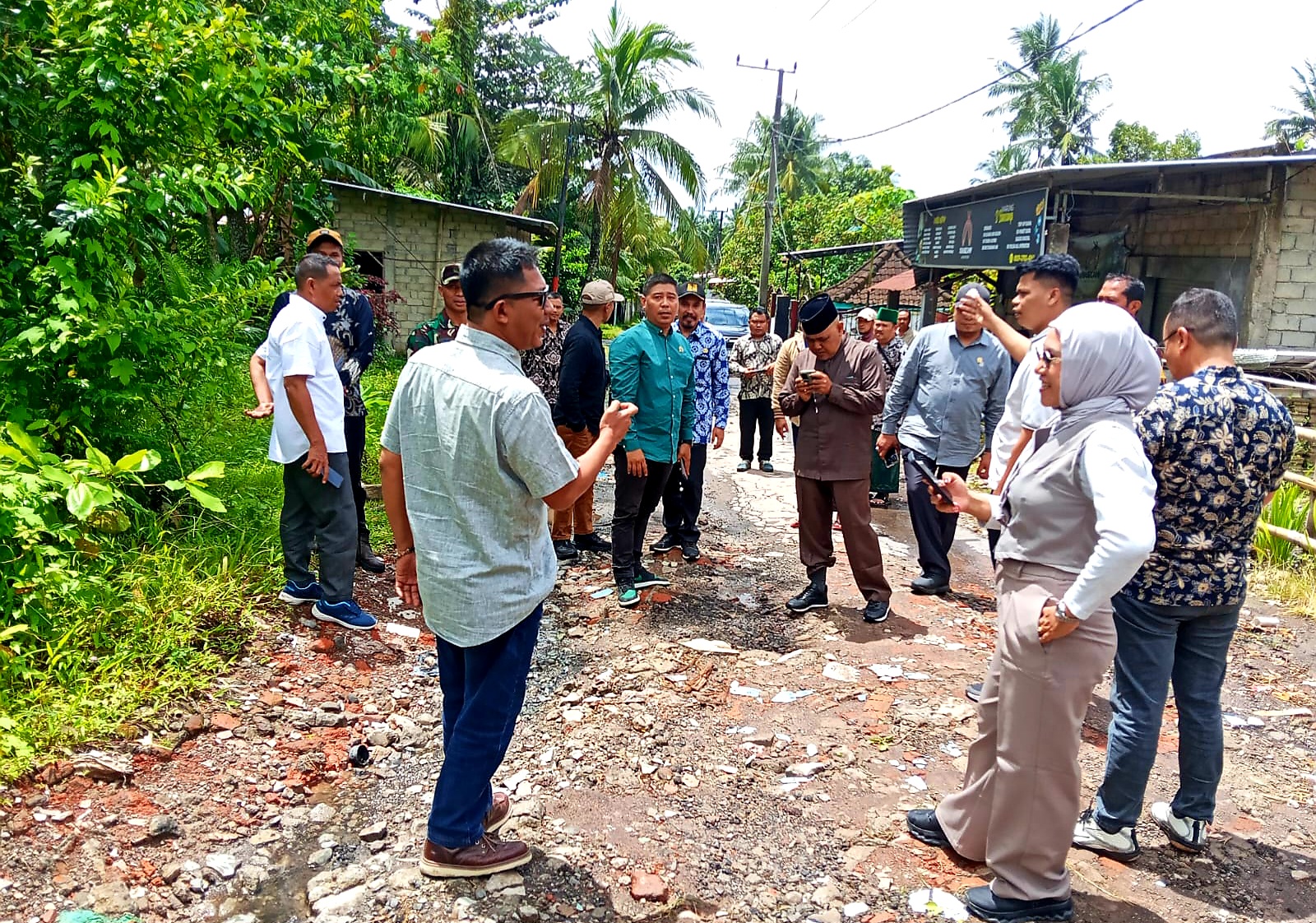 CEK KERUSAKAN: Komisi III DPRD Lobar mengecek kerusakan jalan di wilayah Lingsar dan Narmada, Kamis (8/1).