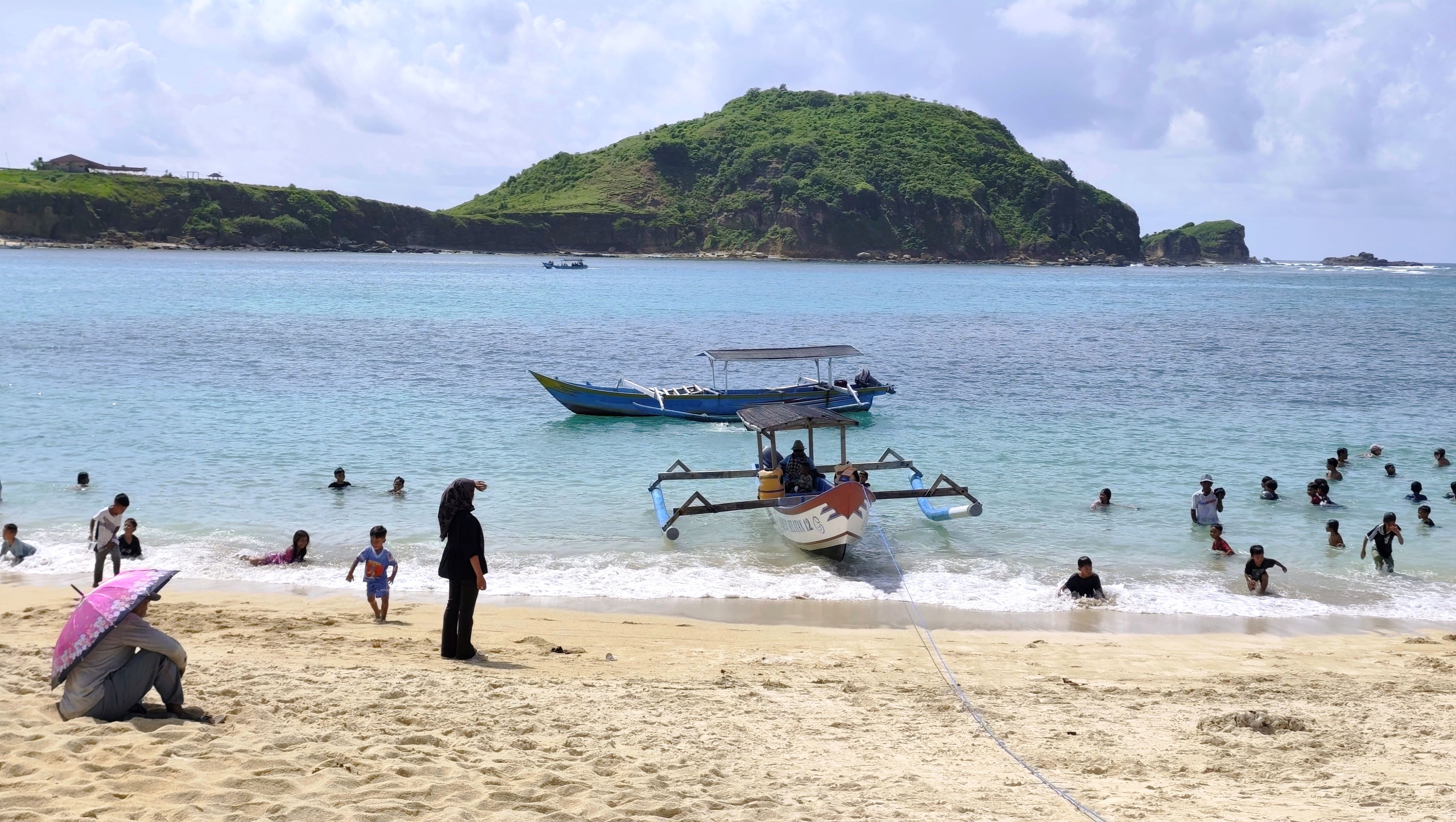 Ribuan pengunjung tumpah ruah menikmati liburan di pesisir Pantai Tanjung Aan, KEK Mandalika, Lombok Tengah.