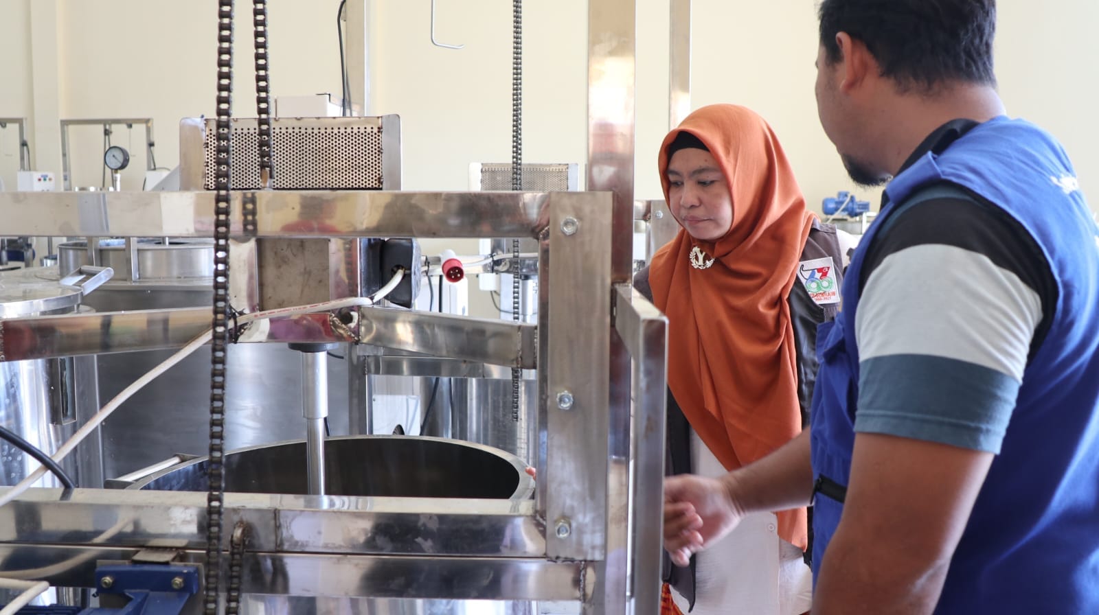 TINJAU PRODUKSI: Proses produksi VCO dan minyak kelapa goreng di sentra IKM Al Amin, Pemenang, KLU, beberapa waktu lalu.