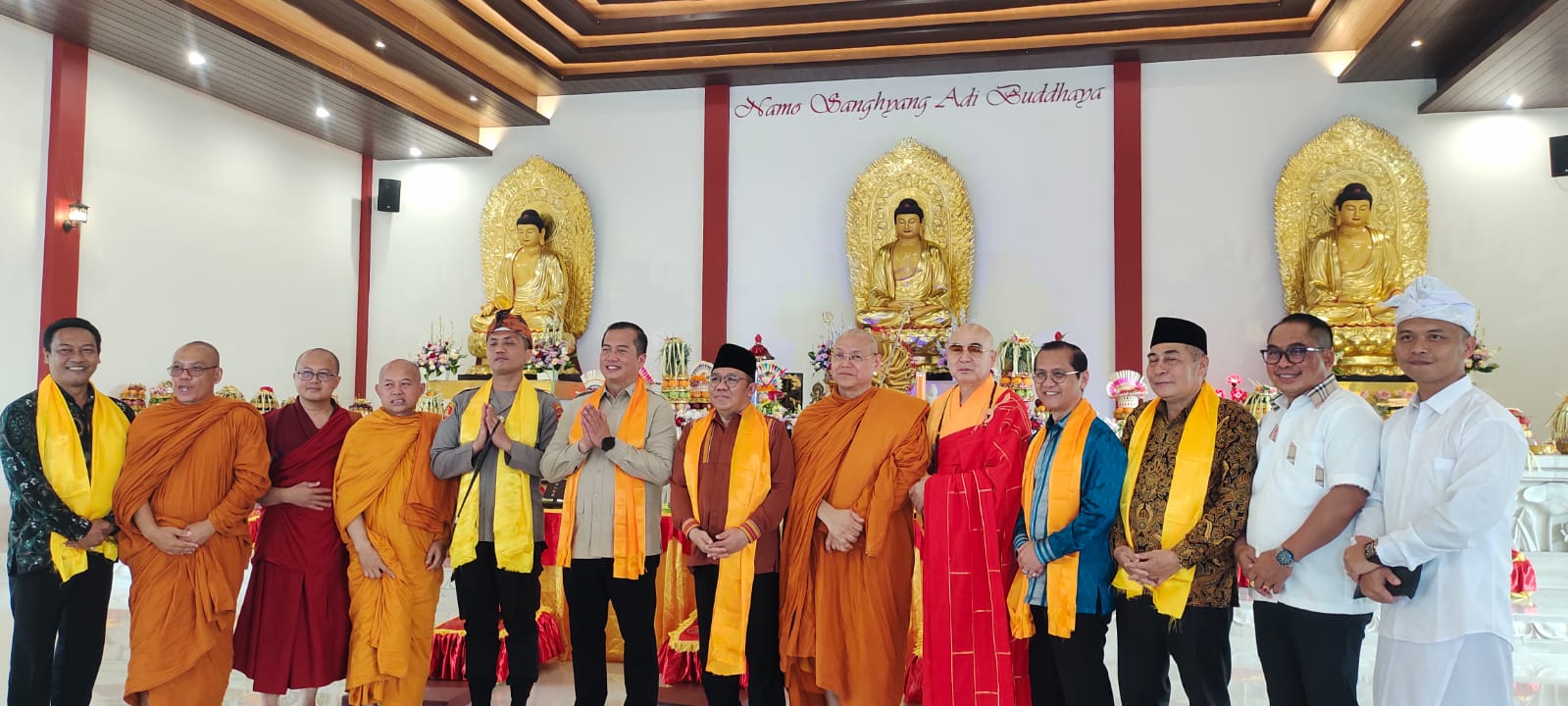 RUMAH IBADAH: Gubernur NTB Lalu M. Iqbal (enam dari kiri), Bupati KLU Najmul Akhyar (tujuh dari kiri), usai peresmian Purna Pugar Vihara Sutta Dhamma