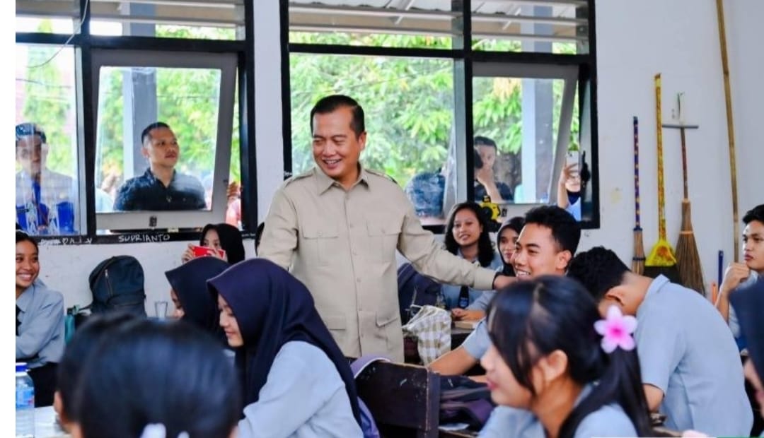 PASTIKAN AMAN: Gubernur NTB Lalu Muhammad Iqbal berdialog dengan siswa SMAN 1 Tanjung, dalam sebuah kunjungannya di Lombok Utara