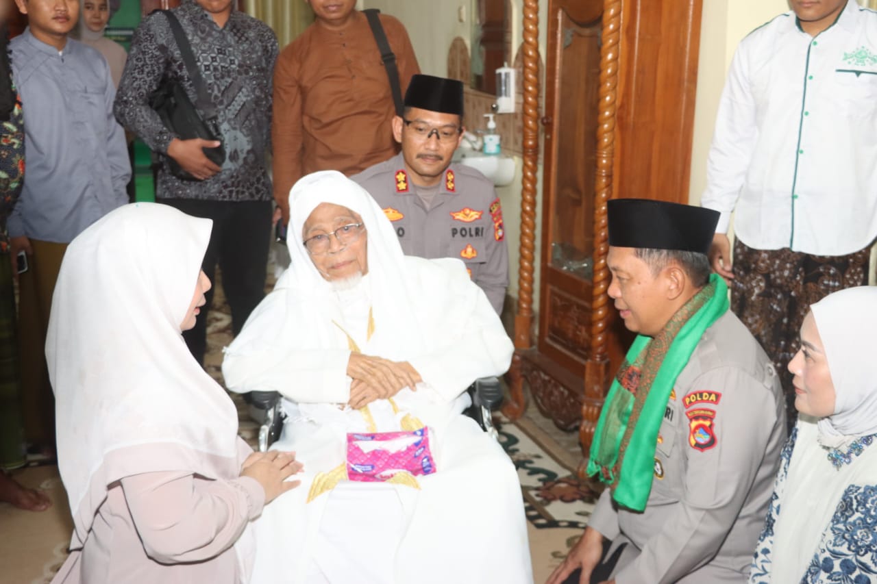 Kapolres Lombok Tengah AKBP Eko Yusmiarto mendampingi Kapolda NTB Irjen Pol. Edy Murbowo dalam kegiatan silaturahmi ke Pondok Pesantren Qomarul Huda Bagu, Pringgarata.
