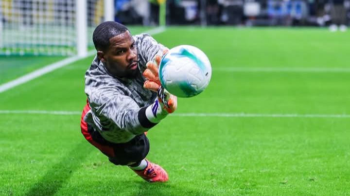 Sebuah aksi penyelamatan kiper sekaligus kapten AC Milan Mike Maignan.