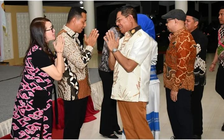 Bupati Lotim Haerul Warisin saat melepas Kejari Lotim yang lama Hendro Wasisto saat acara pisah sambut pejabat Kejari Lotim