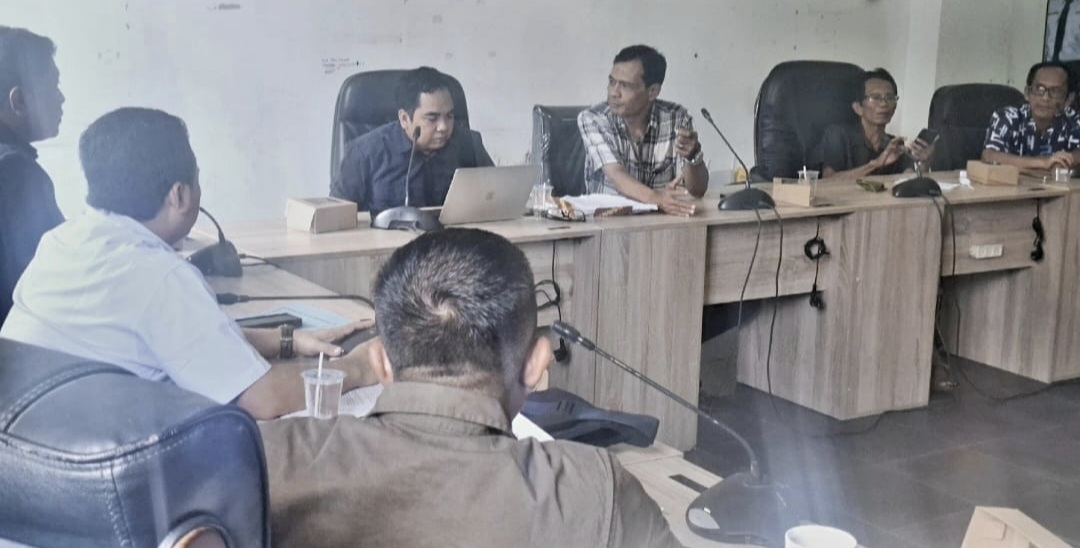 Para peserta seleksi komisioner KI yang menggugat ke PTUN dan melaporkan ke Ombudsman saat hearing dengan Komisi I DPRD NTB pada 15 Desember 2025 lalu.