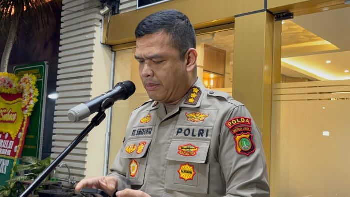 Kasubbid Penmas Bidhumas Polda Metro Jaya, Kombes Pol. Reonald Simanjuntak memberikan keterangan ke media terkait penanganan laporan hukum terhadap komika Pandji Pragiwaksono. (dok Tribaratanews)