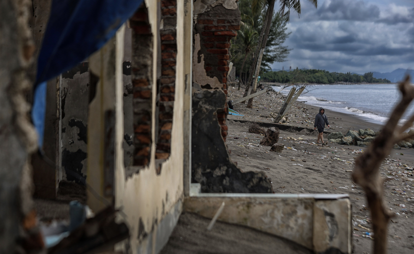 Abrasi di pesisir pantai ampenan