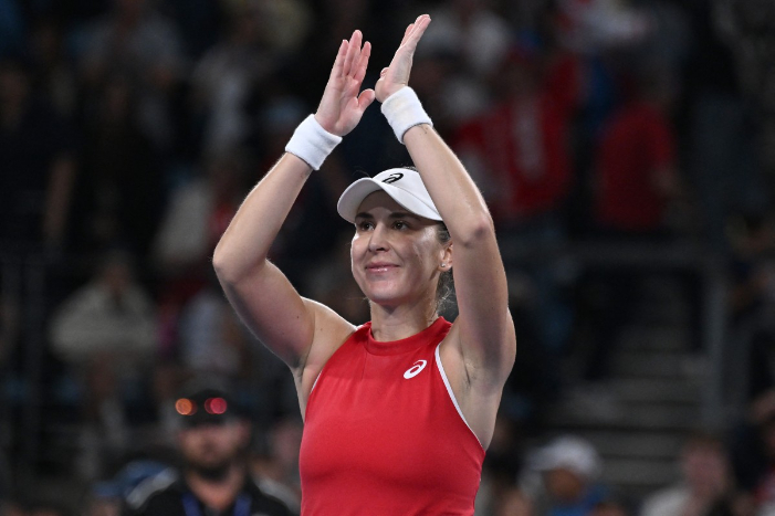 Belinda Bencic kalahkan Iga Swiatek dan bawa Swiss di ambang juara United Cup. Rekor sempurna Bencic berlanjut di final.
