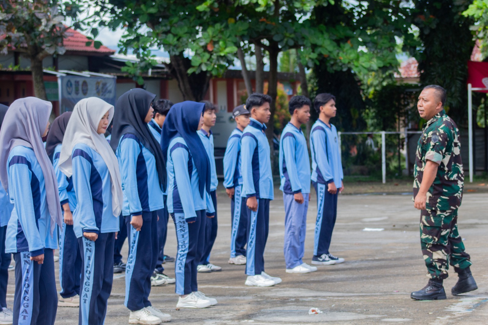 Batituud Koramil 06/Jonggat Peltu Adrian Kalhari (kanan) pimpin langsung kegiatan pembekalan karakter bagi siswa SMK Negeri 1 Jonggat, Lombok Tengah, Sabtu (10/1).