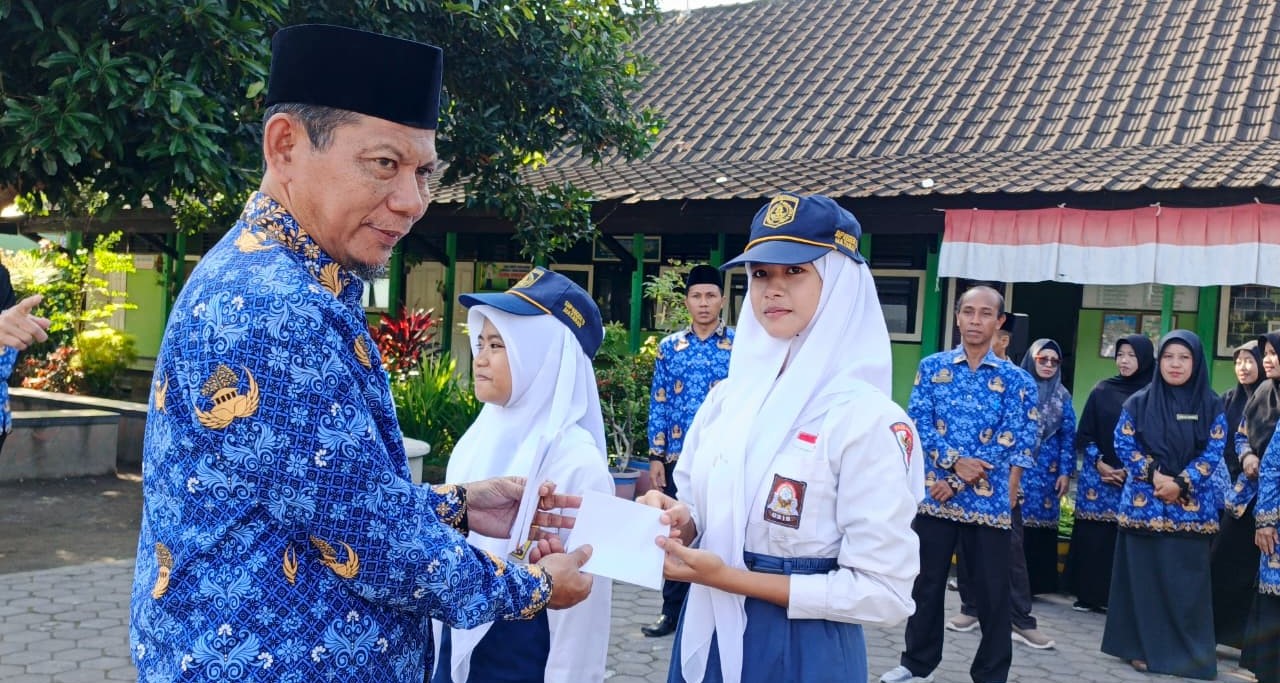 Siswa SMPN 10 Mataram Riva dan Lauramenerima penghargaan di sekolah setempat, belum lama ini. Riva dan Laura, siswi SMPN 10 Mataram juara videografi cegah perkawinan anak.