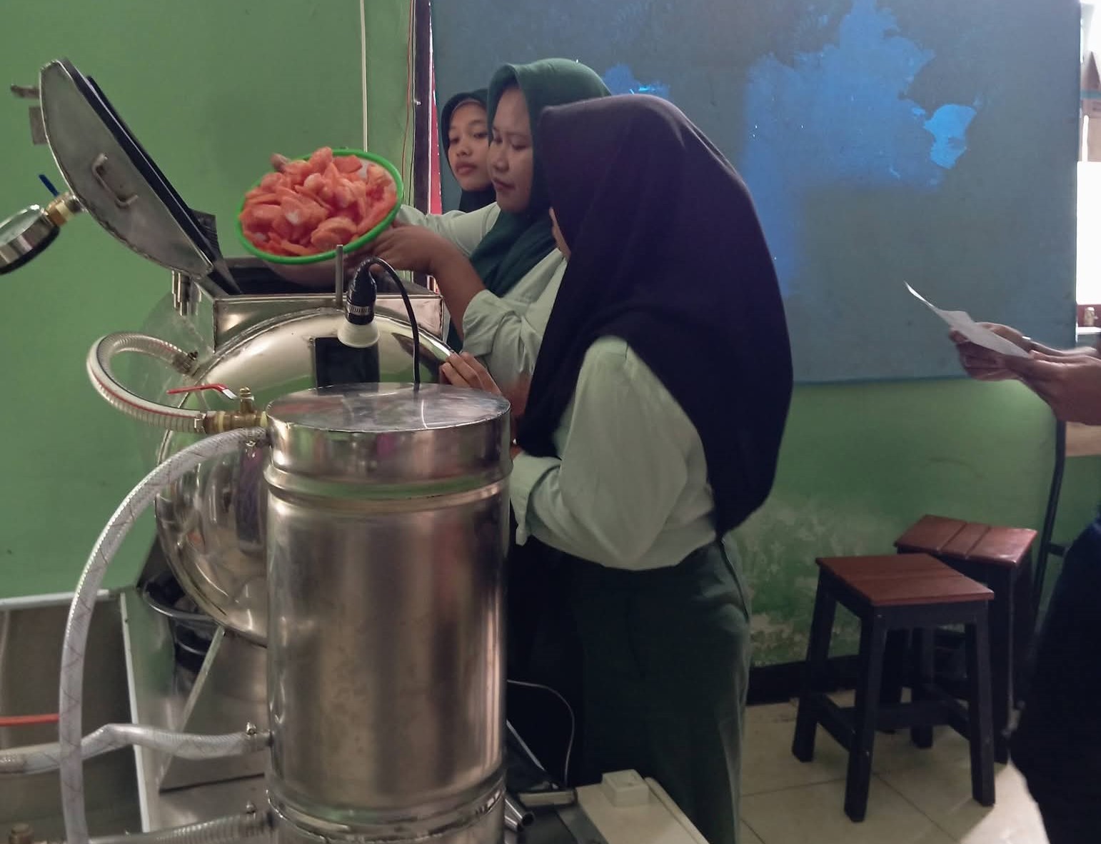 Siswa Jurusan APHP SMKPPN Mataram membuat keripik pepaya menggunakan teknologi vacuum frying, belum lama ini. Siswa SMKPPN Mataram sulap pepaya lokal jadi keripik premium.