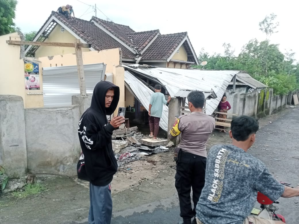 Polisi sedang mengevakuasi warga yang rumahnya diterbangkan oleh angin kencang