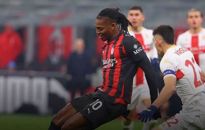 Aksi striker AC Milan Rafael Leao saat menghadapi Genoa.