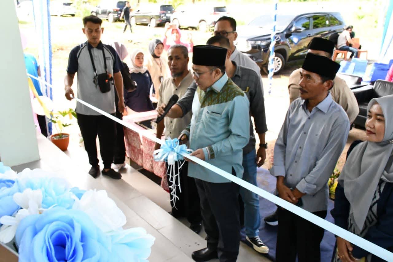 PERKUAT PERLINDUNGAN: Bupati KLU Najmul Akhyar menggunting pita sebagai tanda diresmikannya Kantor baru UPTD PPA
