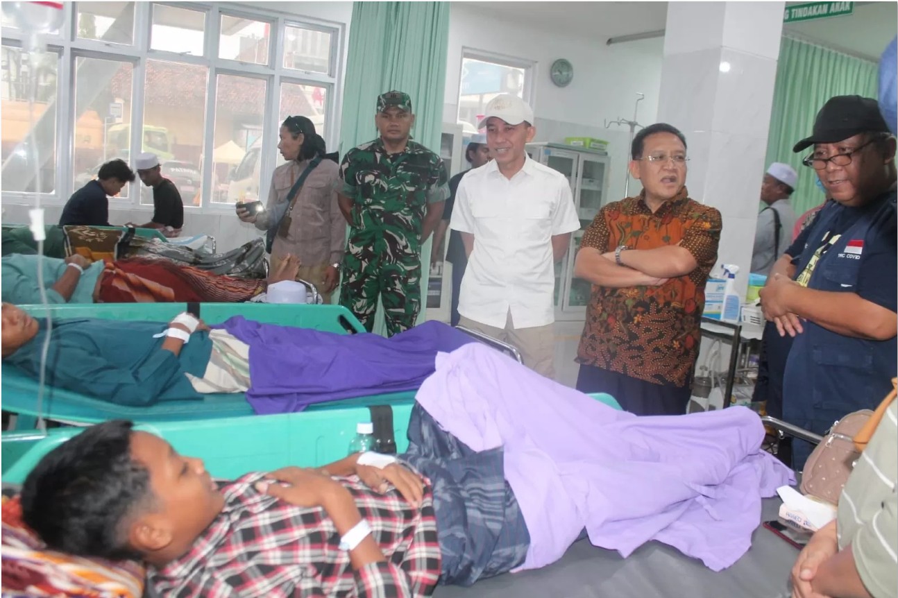 PANTAU KONDISI: Satgas MBG Grobogan menjenguk pasien yang dirawat di RSUD Ki Ageng Getas Pendowo Gubug, Grobogan, Minggu (11/1).