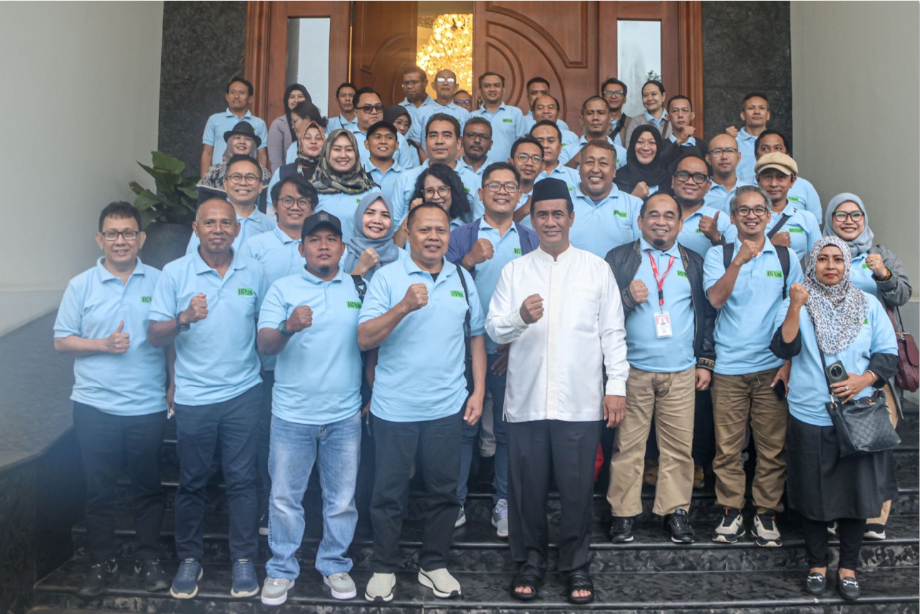 KUNJUNGAN: Mentan Andi Amran Sulaiman (tengah) berfoto bersama saat kunjungan pertemuan antara Kementan dan jajaran Direksi dan Pimred Jawa Pos Jaringan Media Nusantara.