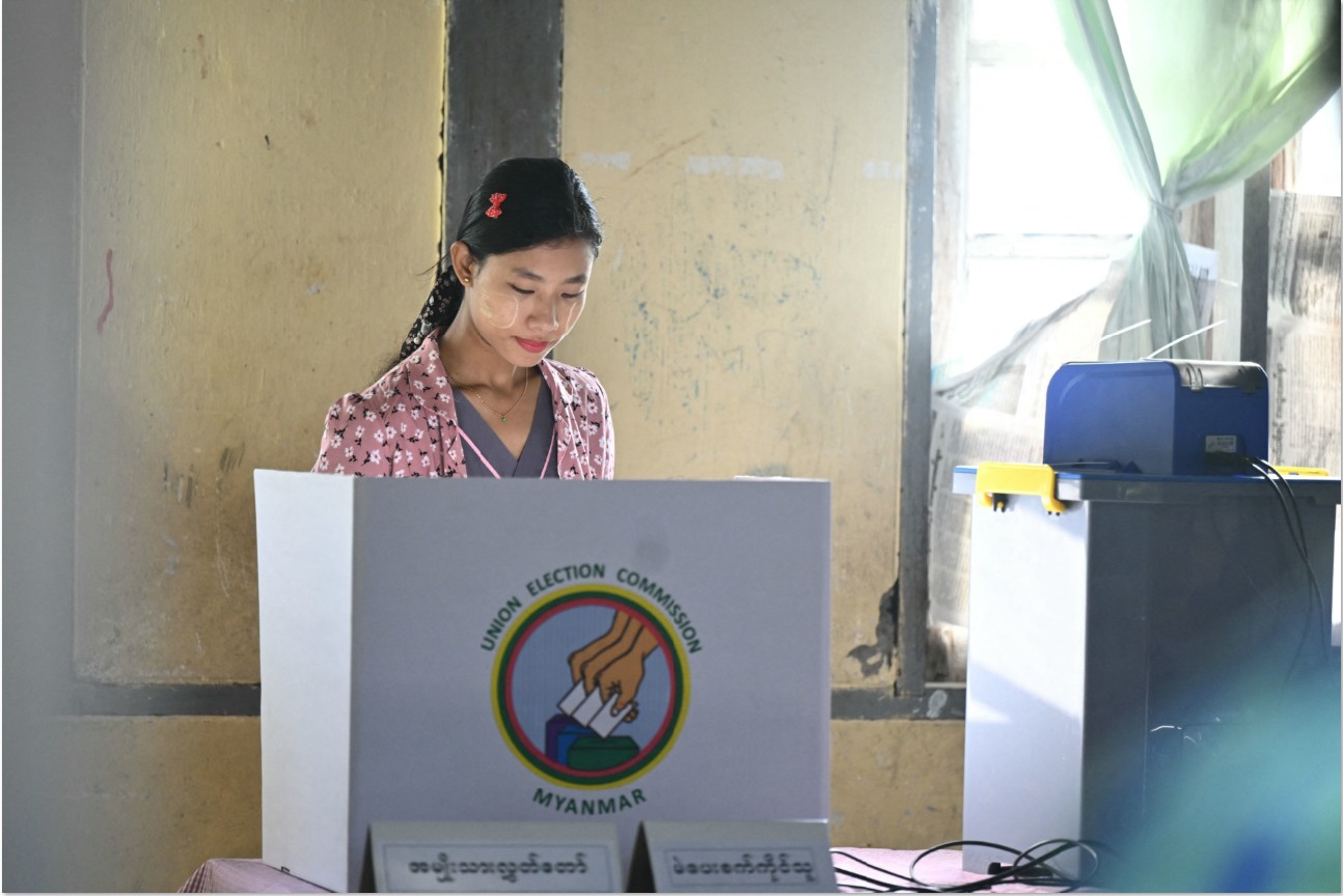 PILIH: Seorang wanita memberikan suara di tempat pemungutan suara pada fase kedua pemilihan umum Myanmar di kota Kawhmu, Yangon, Minggu (11/1).