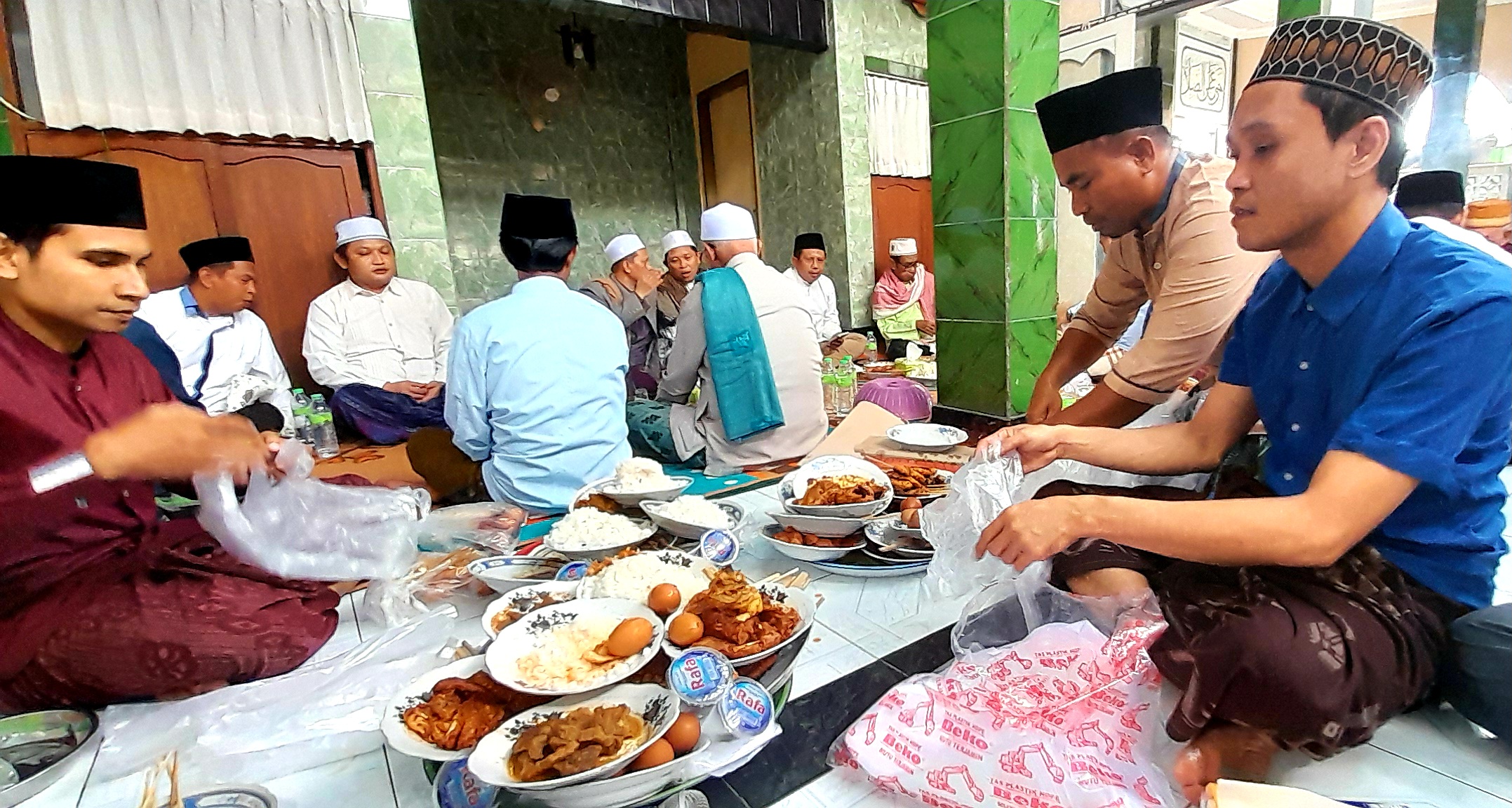 ISTIMEWA: Perayaan Isra Mikraj di Musala Al-Muttakin Dusun Jerneng, Desa Terong Tawah, Kecamatan Labuapi, Lombok Barat, Minggu (11/1) berlangsung meriah.