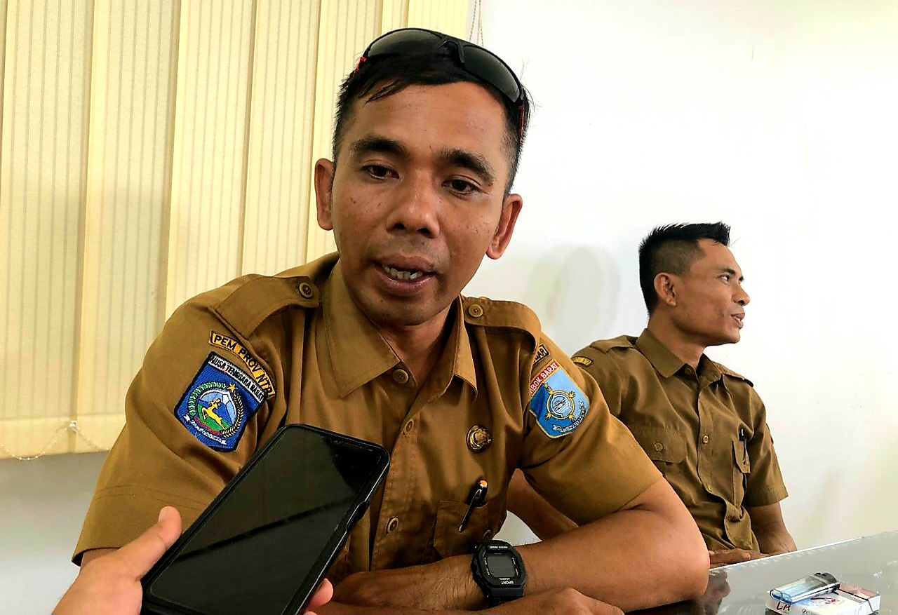 KELUHKAN DANA DESA: Kepala Desa Giri Sasak Hamdani saat memberikan keterangan kepada wartawan terkait dana desa yang dipangkas.