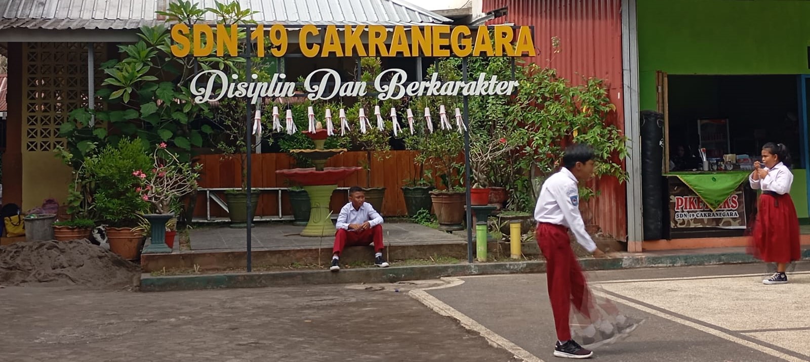 Sejumlah murid SDN 19 Cakranegara bermain di halaman sekolah setempat, belum lama ini. Uji coba Full Day School dimulai, Disdik Kota Mataram Pantau kesiapan SD dan SMP.