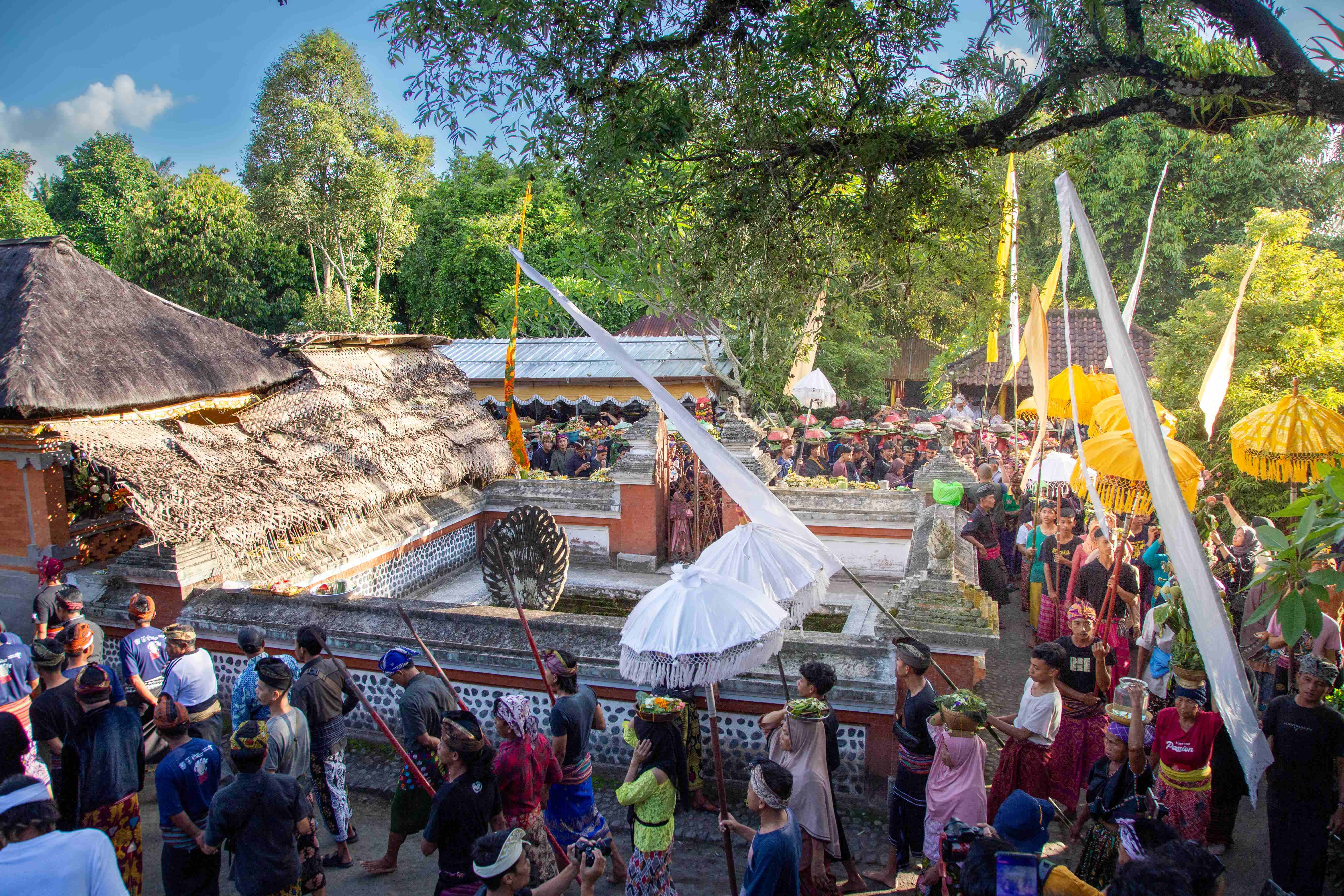 BUDAYA: Atraksi budaya Perang Topat yang digelar masyarakat Lombok Baratm menjadi simbol kerukunan umat beragama sekaligus daya tarik wisata budaya di NTB.