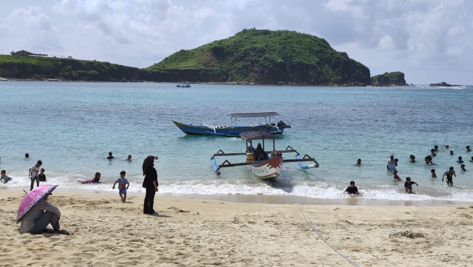 BERLIBUR: Wisatawan yang tengah berlibur di salah satu pantai di Kabupaten Lombok Tengah, belum lama ini.