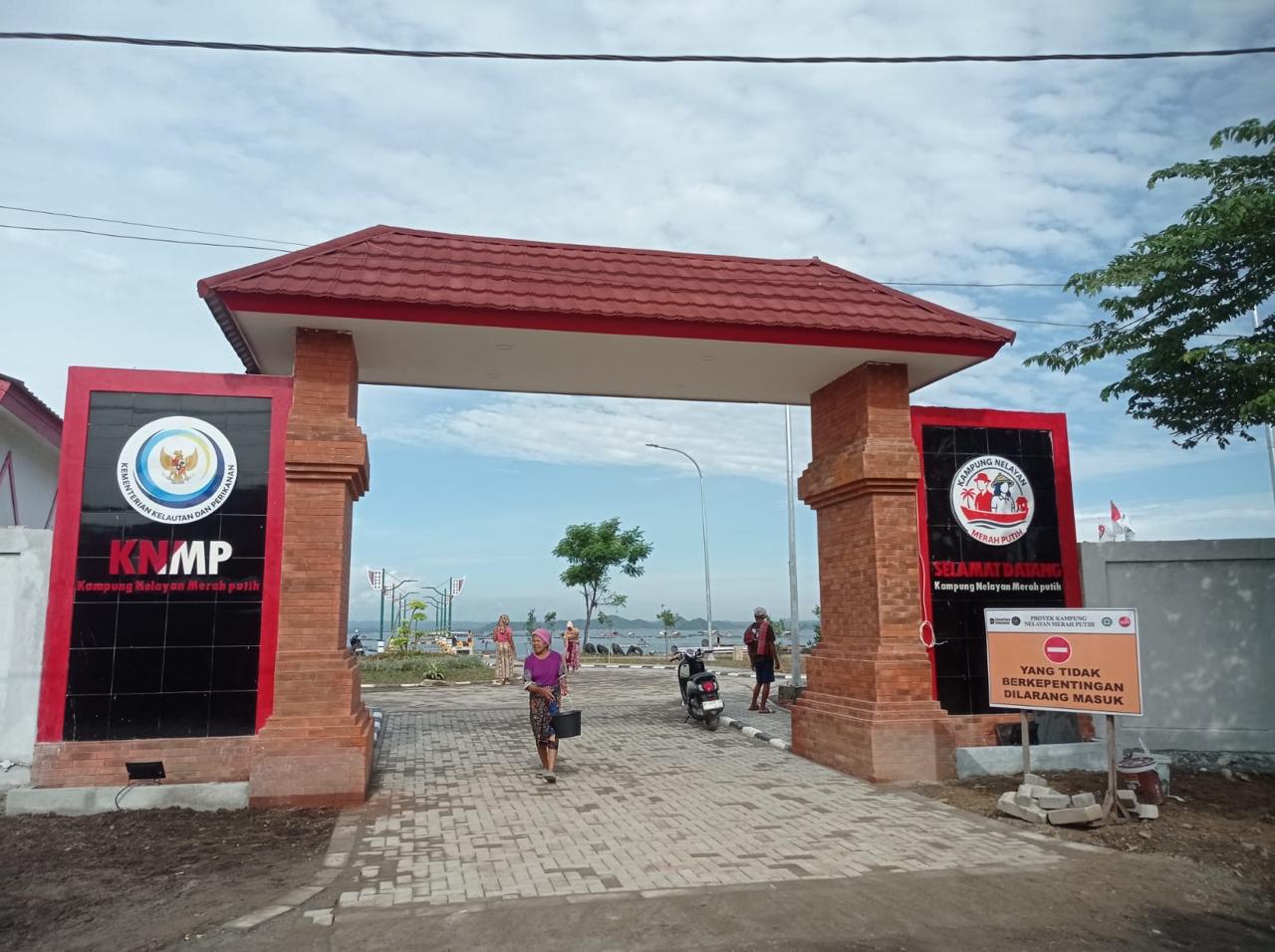 Penampakan kampung nelayan merah putih di desa Ekas Buana, Kecamatan Jerowaru yang hampir rampung kerjakan.