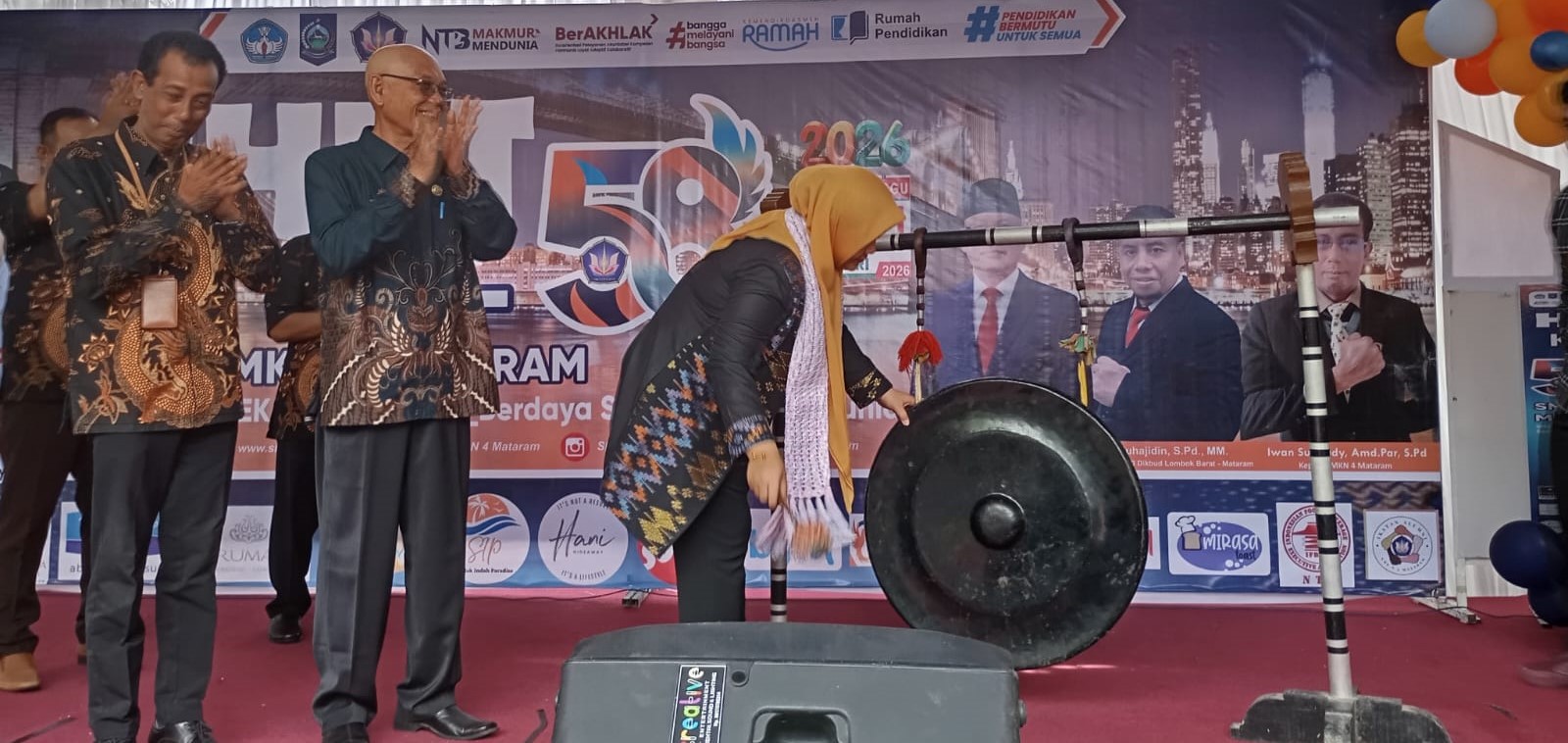 Wagub NTB Indah Dhamayanti Putri memukul gong pada HUT ke-58 SMKN 4 Mataram, Sabtu (10/1). Wagub NTB tekankan anti perundungan dan SDM global.