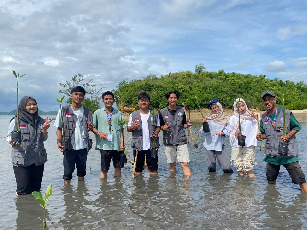 Komunitas relawan cerdas NTB saat menanam ratusan pohon mangrove bersama pemuda dan masyarakat di Pantai dusun Saung, Desa Wakan, Kecamatan Jerowaru untuk menjaga bibir pantai dari abrasi