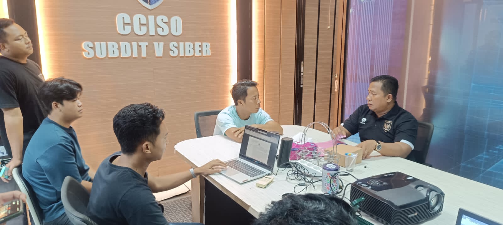 DITAHAN: Tersangka penyebar konten asusila berinisial JH (tengah/dua dari kanan) diperiksa penyidik Subdit V Ditreskrimsus Polda NTB, Minggu (11/1).