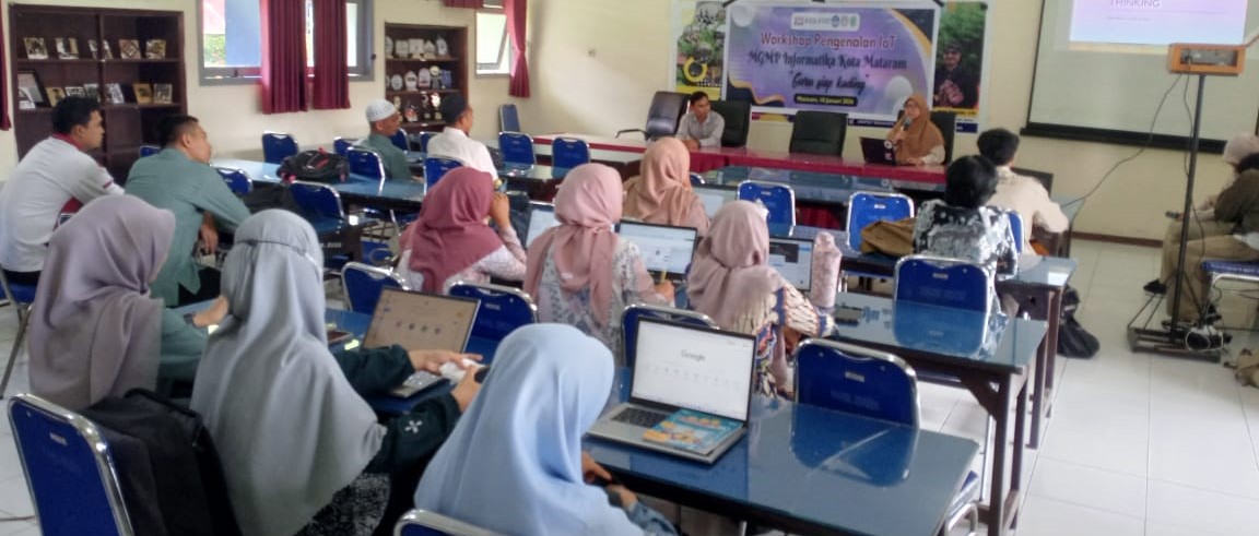 Dosen UBG melatih para guru Informatika Mataram yang tergabung dalam MGMP Informatika  terkait Koding melalui loT di SMPN 7 Mataram, Senin (12/1).