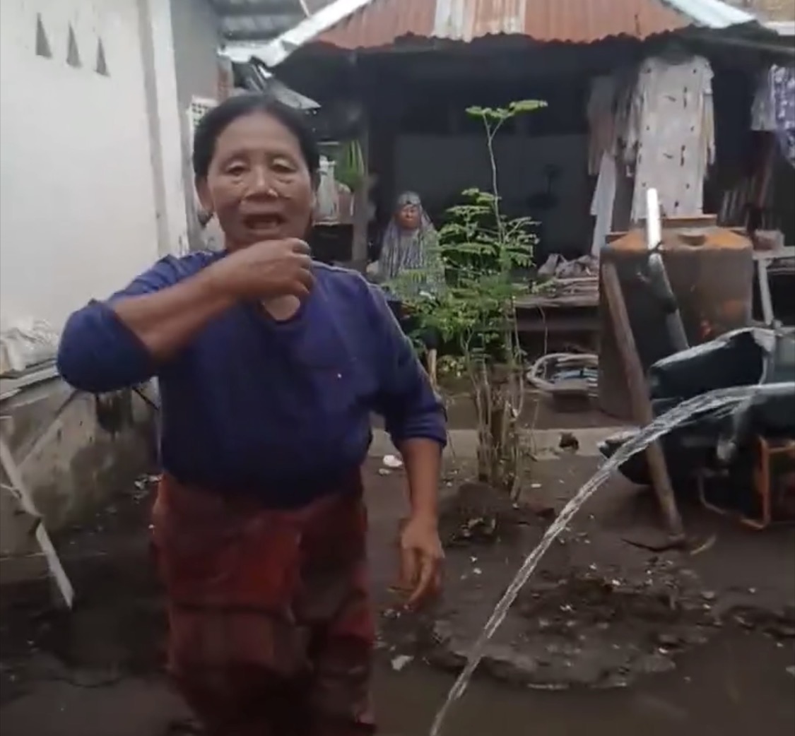 Seorang ibu rumah tangga menyampaikan keluh kesah setelah delapan hari air PDAM mati, kemarin (12/1).