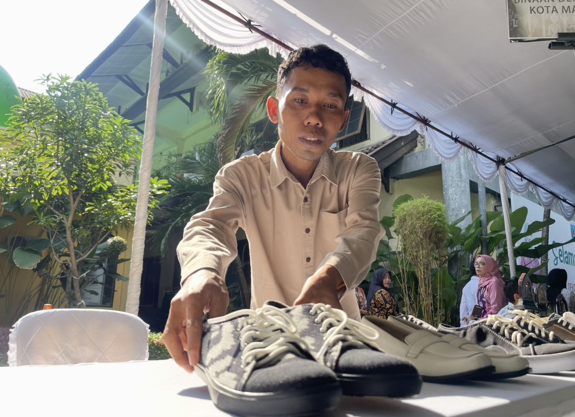 Mahdan, perajin sepatu binaan Dekranasda Kota Mataram, memperlihatkan hasil karyanya saat dipamerkan dalam kegiatan promosi produk kerajinan daerah, beberapa waktu lalu.