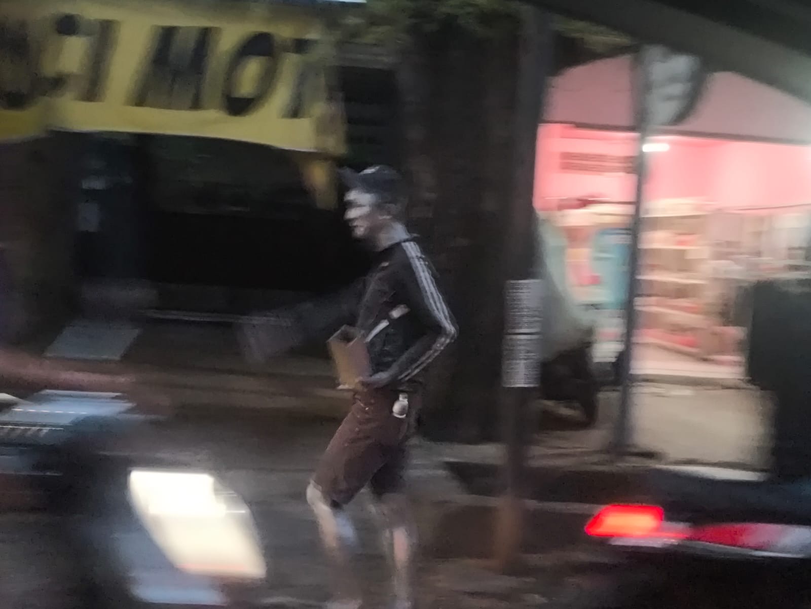 Aksi manusia silver di perempatan jalan Sapta Marga, Kota Mataram beberapa waktu lalu.