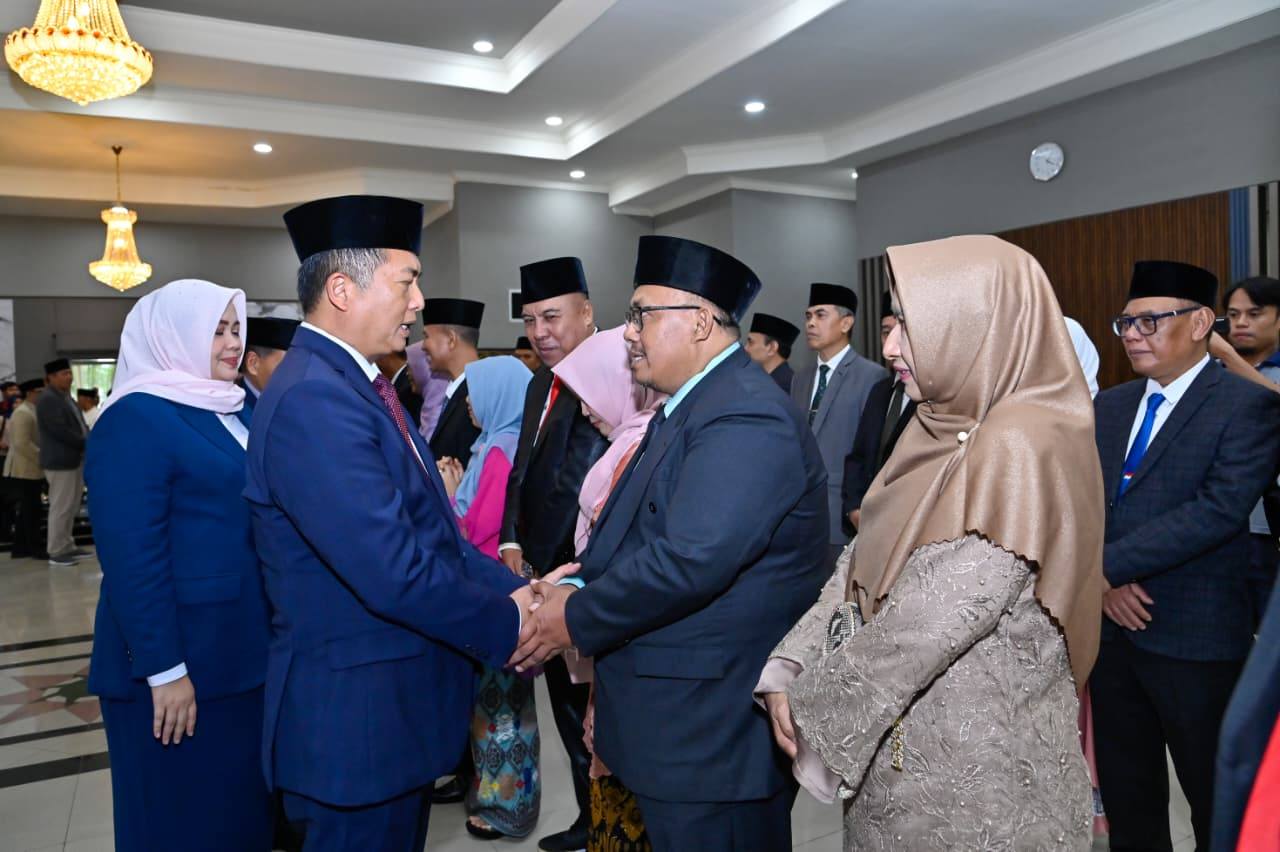 Gubernur NTB Lalu Muhamad Iqbal saat menyalami salah satu kepala OPD, usai pelantikan dan pengambilan sumpah jabatan, Jumat (9/1).